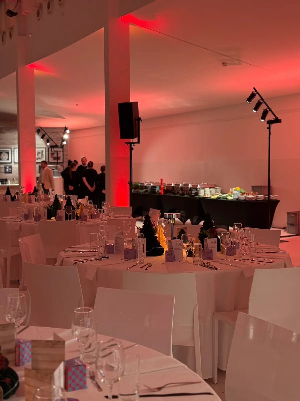Buffet und runde Tafeln bei einer Firmengala