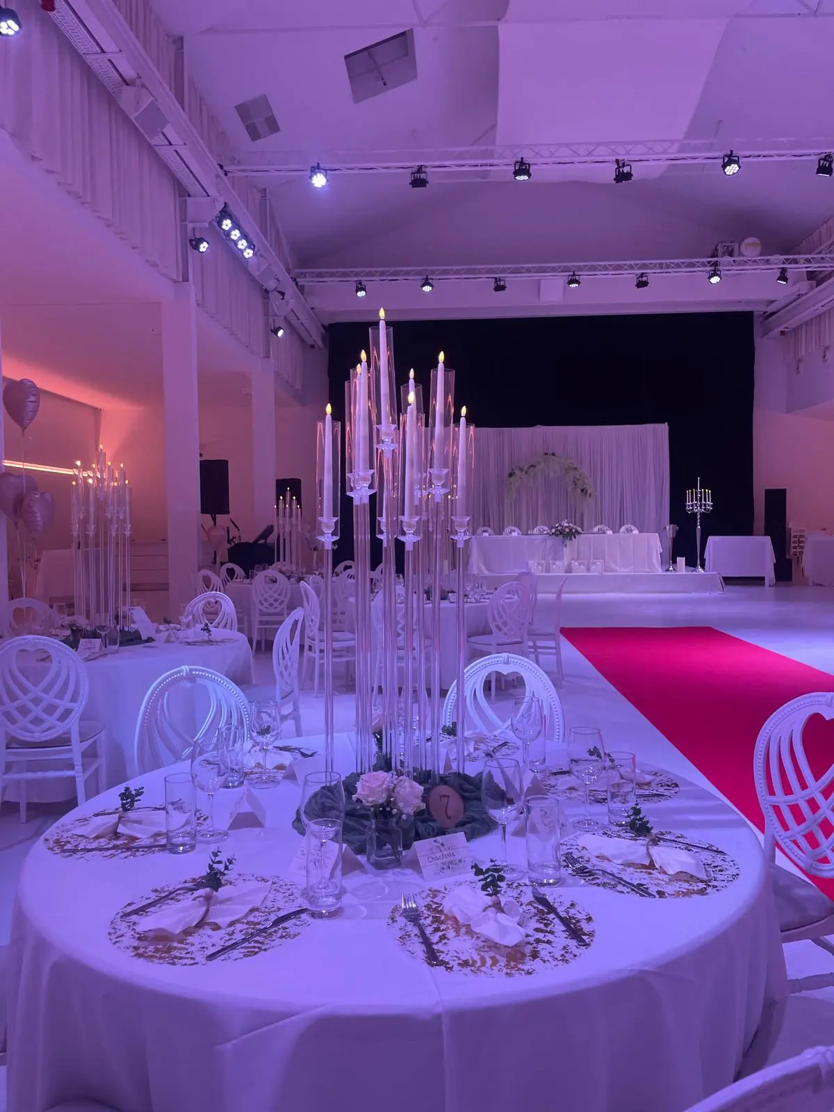 Saal in violettem Licht mit Läufer